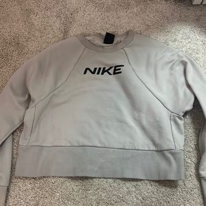 women’s nike crewneck size medium